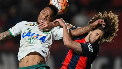 Fabricio Coloccini pierde en el salto contra Willian Thiego, de Chapecoense; el defensor, marginado por el ex DT Diego Aguirre, volverá a entrenarse con el plantel de la primera