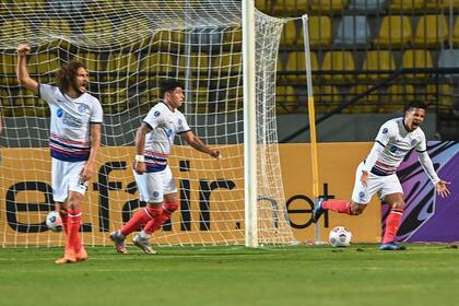 Fabricio Coloccini sobre la izquierda, uno de los que ya se despidió de San Lorenzo