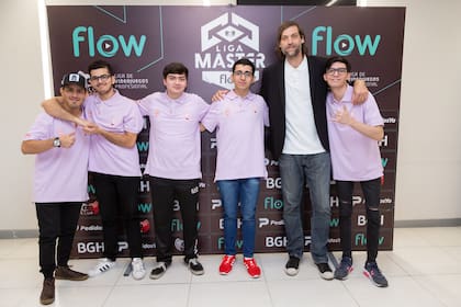 Fabricio Oberto junto a los integrantes de su equipo New Indians GG