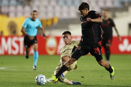Fabricio Pérez puntea el balón ante el esfuerzo de Diego Soto; Estudiantes jugó de menor a mayor y ahora se enfocará en los 8avos de final del torneo Apertura