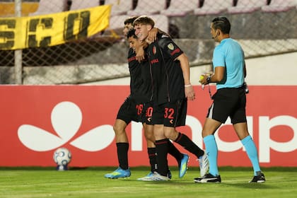 Fabricio Pérez, Tiago Palacios y Mikel Amondarain festejan el gol del empate de Estudiantes; Flamengo, de visitante, y el DIM, en La Plata, los rivales del Pincha en el cierre del Grupo A de la Copa Libertadores
