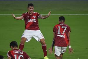 Fabrizio Angelieri espera con los brazos abiertos a Paulo Díaz, quien marcó el gol del empate para su equipo