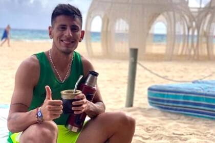 Fabrizio Angileri y el relax, mate en mano en la playa