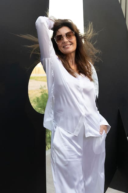 Fabulosa a los 64 años, Andrea Frigerio eligió un set de seda en blanco tipo pijama