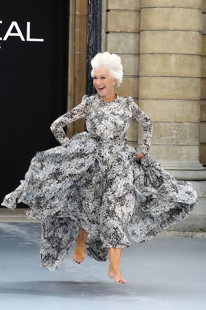 Fabulosa y divertida en el desfile de L’Oréal Paris –marca de la que es embajadora–, durante la Semana de la Moda de París, en septiembre de 2019