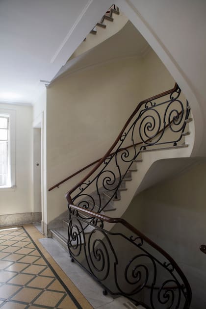 Fabulosos detalles de época: pisos graníticos, peldaños de mármol y herrería artística.