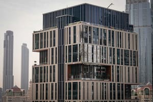 Las imágenes del ataque de Irán con drones a una torre en el centro financiero de Dubai