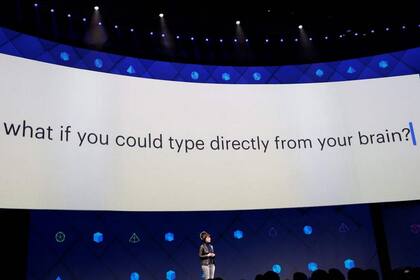 Facebook comenzó a desarrollar sus investigaciones de interfaz hombre máquina en 2017, cuando propuso un sistema para tipear palabras con la mente