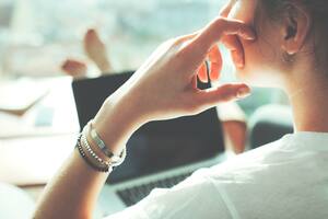 Facebook trata de emular el olvido, un comportamiento habitual del cerebro humano, para que sus sistemas de inteligencia artificial puedan ser más eficientes en el procesamiento de datos