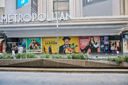 Fachada actual del Metropolitan con el protagonismo de Francella con su propio jardín