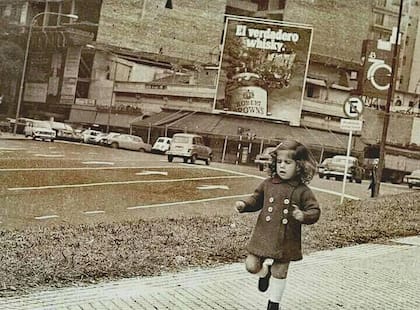 Fachada con publicidad de whisky en la década del 70