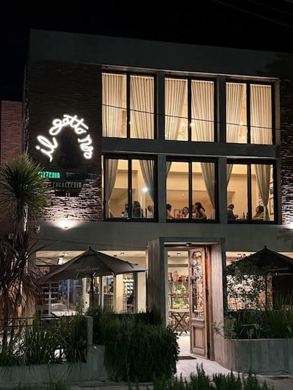 Fachada de Il Gatto Nero, en Valeria del Mar