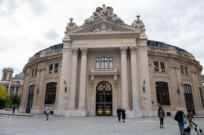 Fachada de la Bolsa de Comercio, el primer centro privado de la capital francesa exclusivamente dedicado al arte contemporáneo que se nutre de una colección particular