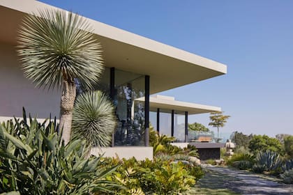 Fachada de la casa de Jennifer Aniston y Justin Theroux en Bel-Air que fue puesta en venta tras su separación (Architectural Digest)