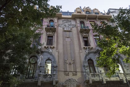 Fachada de la famosa Casa Calise, obra del arquitecto Virginio Colombo, en Hipólito Irigoyen 2562, Balvanera.