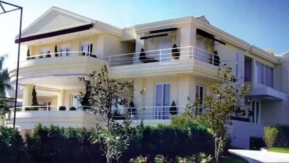 Fachada de la mansión que se subastó