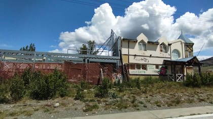 Fachada de la parte antigua del hotel La Aldea ubicado en la esquina de Martin Miguel de Güemes y Agostini, El Chaltén, Santa Cruz.