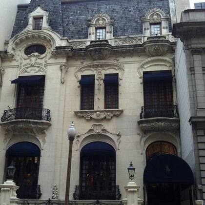 Fachada de la residencia Llobet en 2012, cuando funcionaba como local de Ralph Lauren