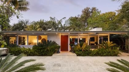 Fachada de líneas depuradas y simetría horizontal, representativa del estilo racionalista de Richard Neutra, con uso de piedra, vidrio y madera