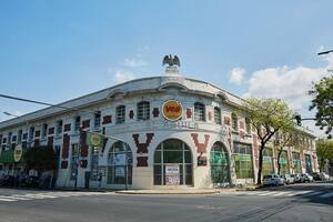 Fachada de lo que fuera la antigua fábrica Águila