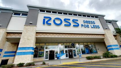 Fachada de tienda de Ross Dress for Less, la cadena de indumentaria de marca a precios bajos