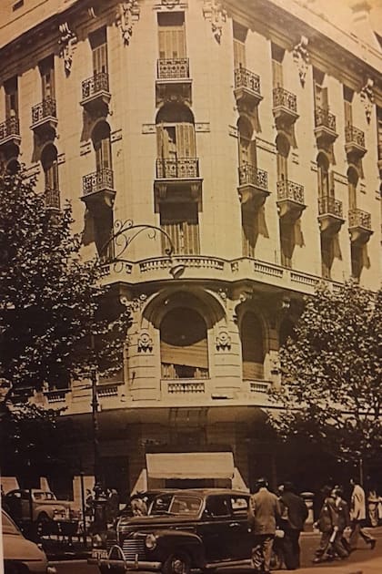 Fachada del bar Español, en la esquina de Avenida de Mayo y Salta, del año 1939