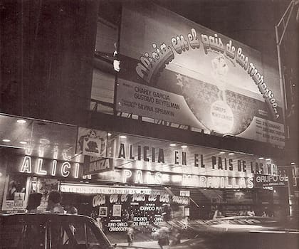 Fachada del cine Premier en 1976, cuando se estrenó la versión original de la película