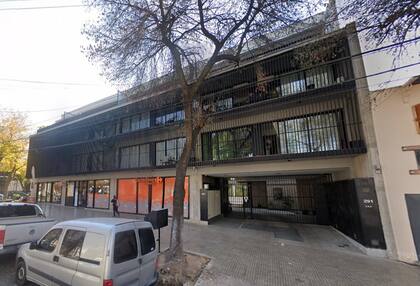 Fachada del edificio de departamentos situado en Pueyrredón al 200, en la ciudad de Mendoza