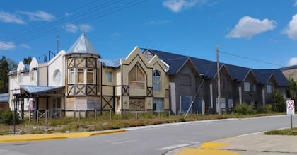 Fachada del hotel La Aldea con la ampliación que quedó inconclusa y hoy está ocupado por personas sin vivienda.