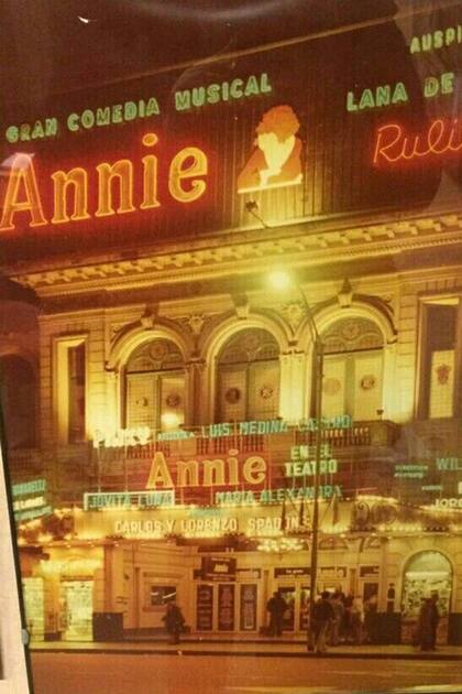 Fachada del Lola Membrives con la puesta de Annie