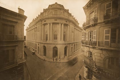 Fachada del palacio bursátil en 1916 cuando se terminaba de construir el edificio. 