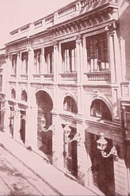 Fachada del teatro El Nacional, ubicado en Florida al 100, el lujoso edificio en cuyo vestíbulo se produjo un hecho de sangre
