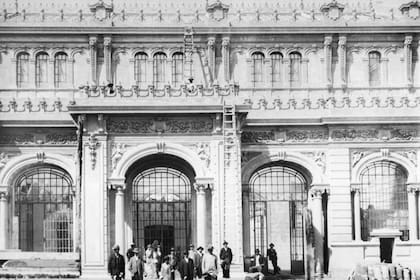 Fachada del templete que cubría y exponía el Salón de la Jura.