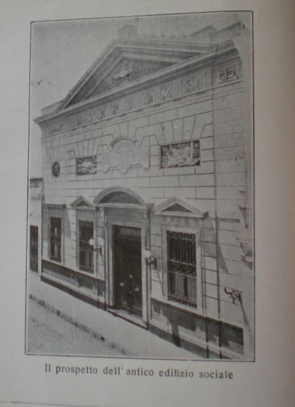 Fachada original de la Societá Unione Operai Italiani antes de la intervención de Colombo.