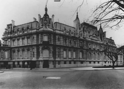 Fachada principal (1916). Muchos argentinos adinerados compraban planos en Francia y contrataban arquitectos locales para la dirección de obra y modificaciones in situ.
