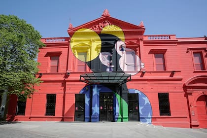 Este jueves reabre el Centro Cultural Recoleta con su fachada intervenida por la pintura pop de Edgardo Giménez