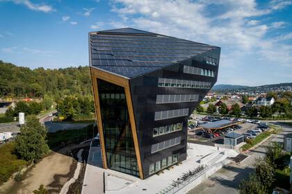 Fachada solar de alta eficiencia desarrollada por SolarLab para Powerhouse Telemark, Noruega. Su generación renovable es tal que, en 60 años, compensará toda la energía que se usó para crearlo y mantenerlo