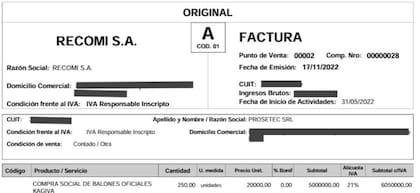 Factura que Recomi emitió a Prosetec SRL la compra de "balones oficiales Kagiva"