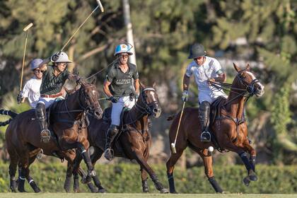 Facu, en acción. Al lado, con su característico casco argentino, se lo ve a Poroto Cambiaso.