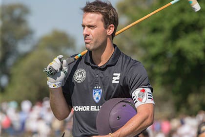 Facu Pieres con la cinta de capitán de Leonardo Ponzio