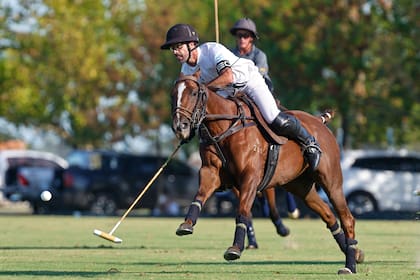 Facu Pieres lidera La Sarita, que empezó la etapa final en Pilar con una victoria amplia; el capitán está a gusto de protagonizar el Campeonato Nacional, que esta vez reúne a 13 habitués del Abierto de Palermo.