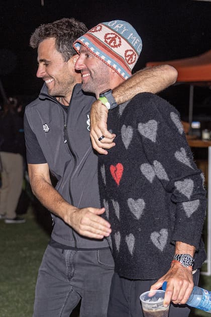 Facu Sola y Polito Pieres atentos a la música
del DJ Tommy Muñoz. A