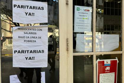 Los carteles con reclamos en la puerta del Hospital de Clínicas