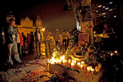 Un altar en honor a Facundo Cabral en ciudad de Guatemala