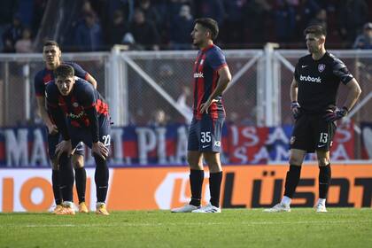 Facundo Altamirano (13), no puede creer cómo Atlético Tucumán le ganó a San Lorenzo 1-0 sobre el final en el Nuevo Gasómetro; el córner desde donde vino el gol nació de un error suyo