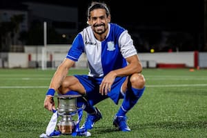 Facundo Álvarez feliz, la noche que ganó su primer título con St. Joseph’s, su club, en la liga de Gibraltar