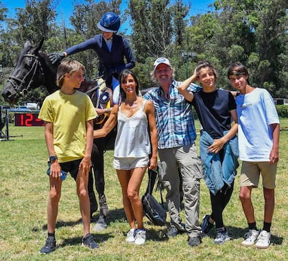 Facundo Arana, María Susini y sus hijos: (Foto: Instagram @facundoaranatagle)