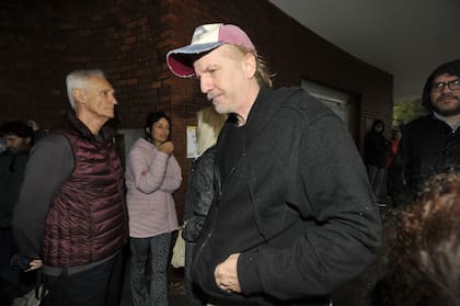 Facundo Arana se despide de Luis Brandoni en el cementerio de Chacarita