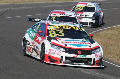 Facundo Ardusso perseguido por los Toyota Corolla del campeón defensor Matías Rossi y el mendocino Julián Santero; el santafecino se impuso en la sexta fecha del calendario de Súper TC2000, donde la categoría homenajeó a Carlos Reutemann