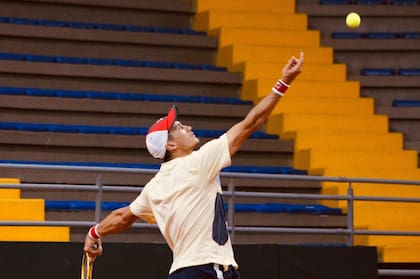 Facundo Bagnis, debutante en la Copa Davis, ensayando en el Palacio de los Deportes, en Bogotá.
